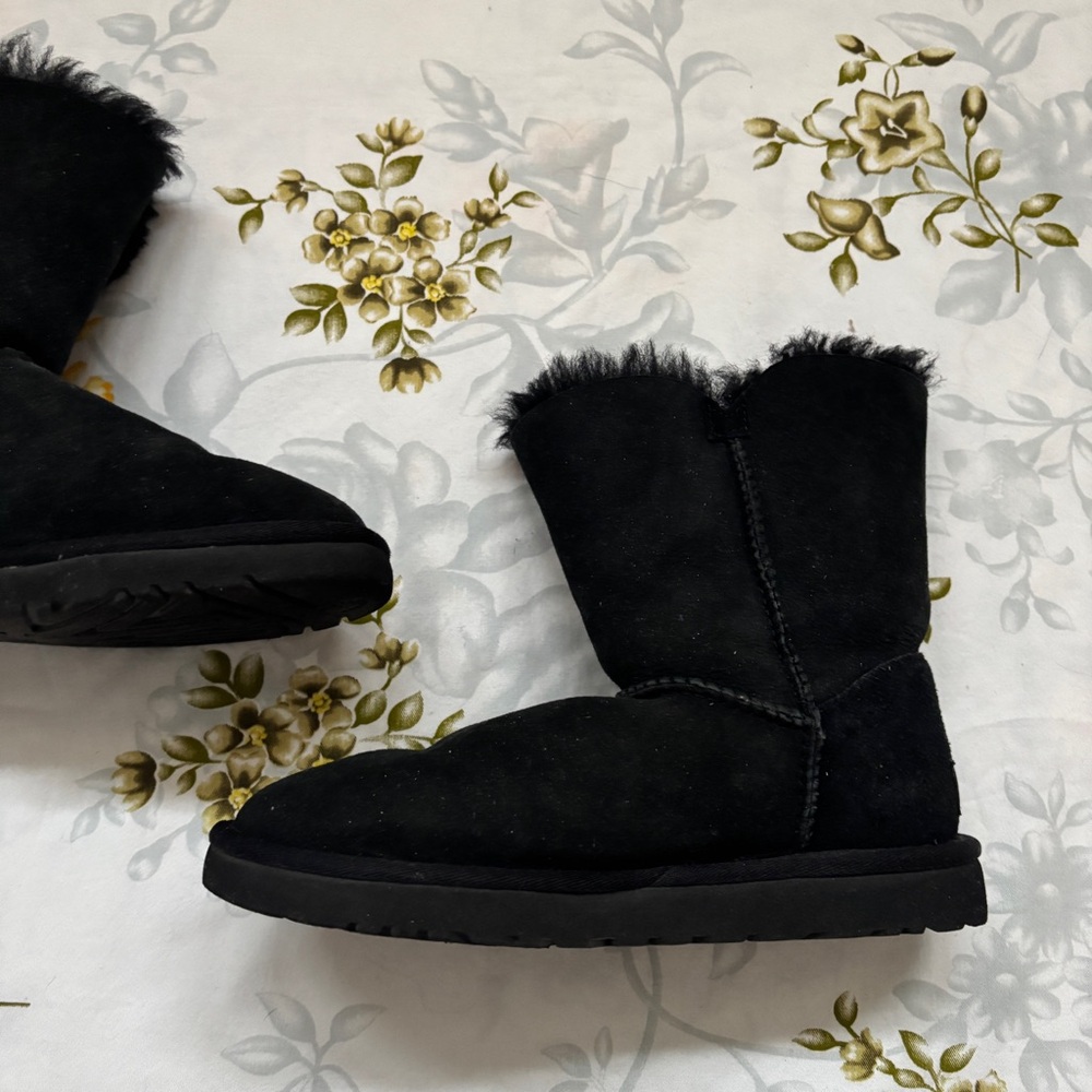 UGG Size 7 Black Bailey Button Boots - Picture 9 of 15